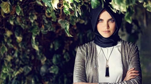 Tugce Kazaz Namaza Başladı